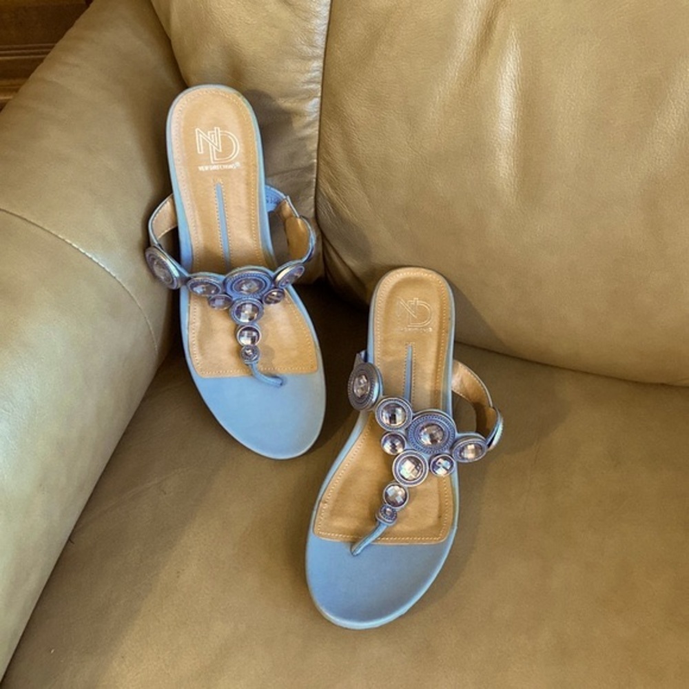 EUC Womens New Directions “Freska” Thong Wedge Sandals